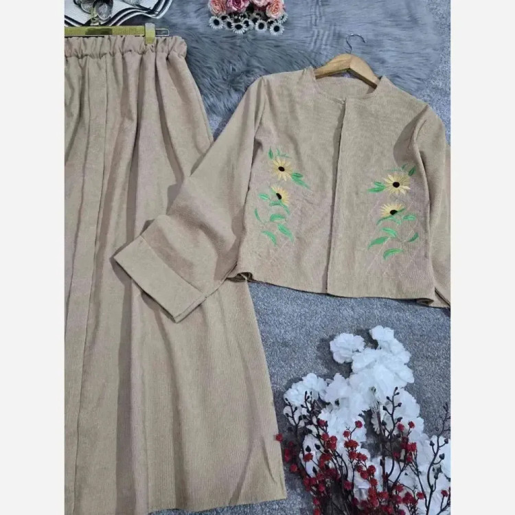 ست کت و دامن زنانه مخمل کبریتی ریز گلدوزی شده رنگ کرم فری سایز