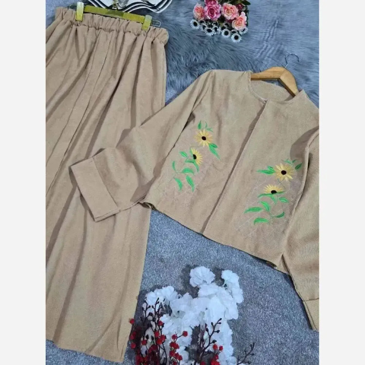 ست کت و دامن زنانه مخمل کبریتی ریز گلدوزی شده رنگ کرم فری سایز