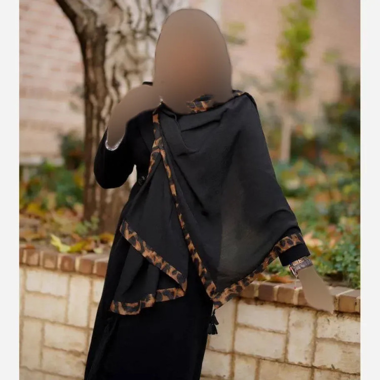 شال مجلسی حاشیه پلنگی جنس پلیسه ریز رنگ مشکی ابعاد 180 در 75 سانتیمتر