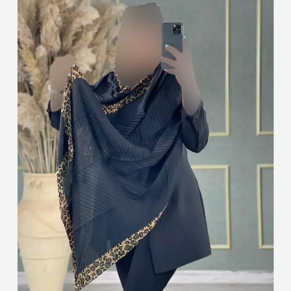 شال مجلسی حاشیه پلنگی جنس پلیسه ریز رنگ مشکی ابعاد 180 در 75 سانتیمتر