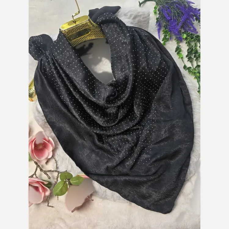 روسری مجلسی قواره دار کوپرا نگین کوبی شده مشکی ابعاد 125 در 125