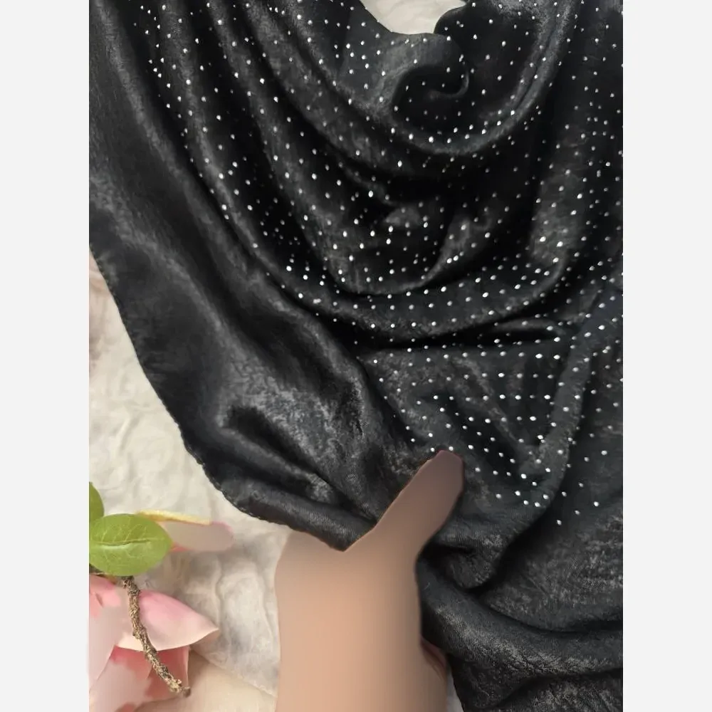 روسری مجلسی قواره دار کوپرا نگین کوبی شده مشکی ابعاد 125 در 125