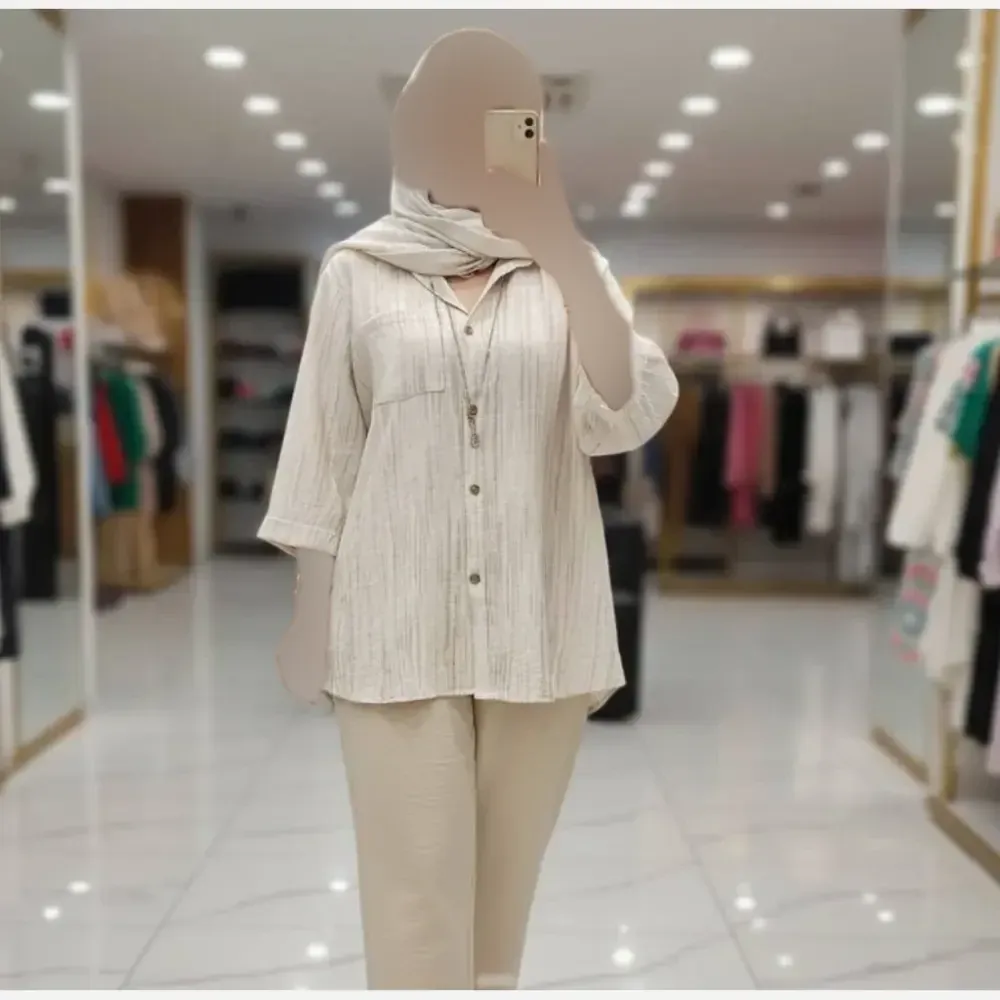 ست مانتو شلوار زنانه طرحدار جنس شانتون فری سایز (40 تا 50) رنگ کرم و سبز سدری