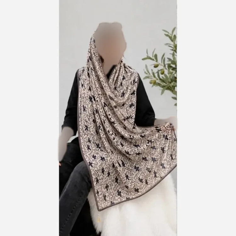 شال زنانه برشکا طرح گل گلی جنس پلیسه ابعاد 175 در 75 سانتیمتر