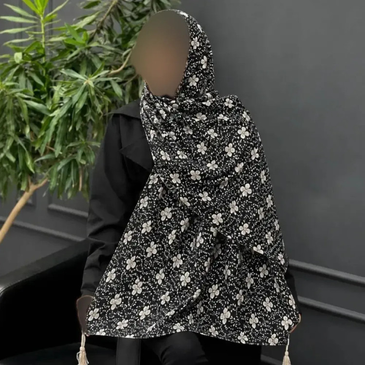 شال زنانه برشکا طرح گل گلی جنس پلیسه ابعاد 175 در 75 سانتیمتر