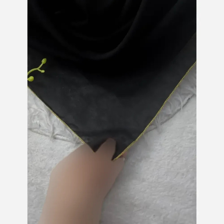 روسری کرپ حریر قواره 100 دور دوزی شده مدل ترانه