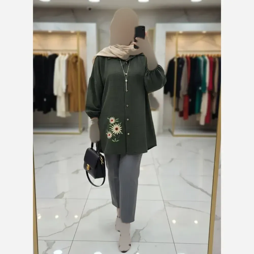شومیز مانتویی گلدوزی شده طرح سه گل بابونه جنس شانتون زنانه