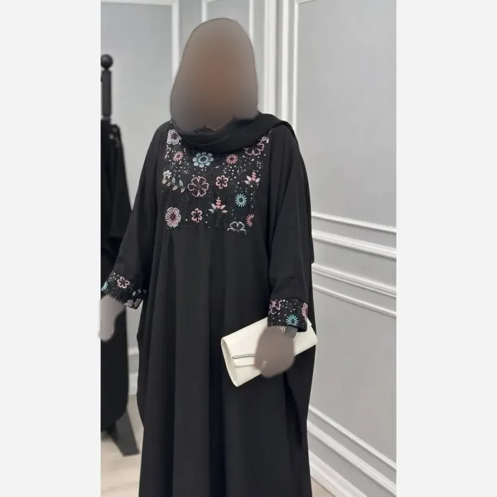 مانتو عبایی گلریز سوزن دوزی شده جنس الیزه درجه یک رنگ مشکی سایز 38 تا 52