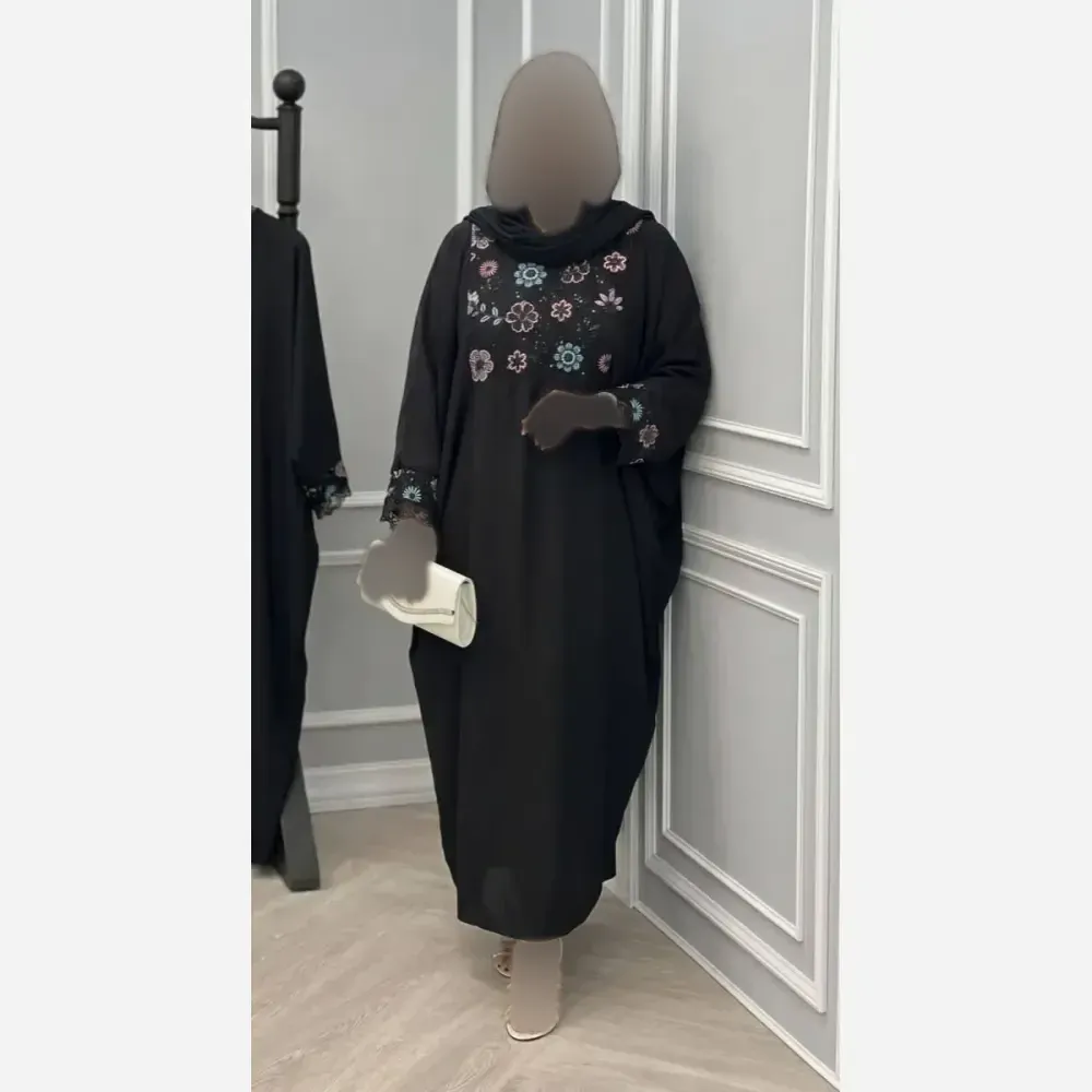 مانتو عبایی گلریز سوزن دوزی شده جنس الیزه درجه یک رنگ مشکی سایز 38 تا 52