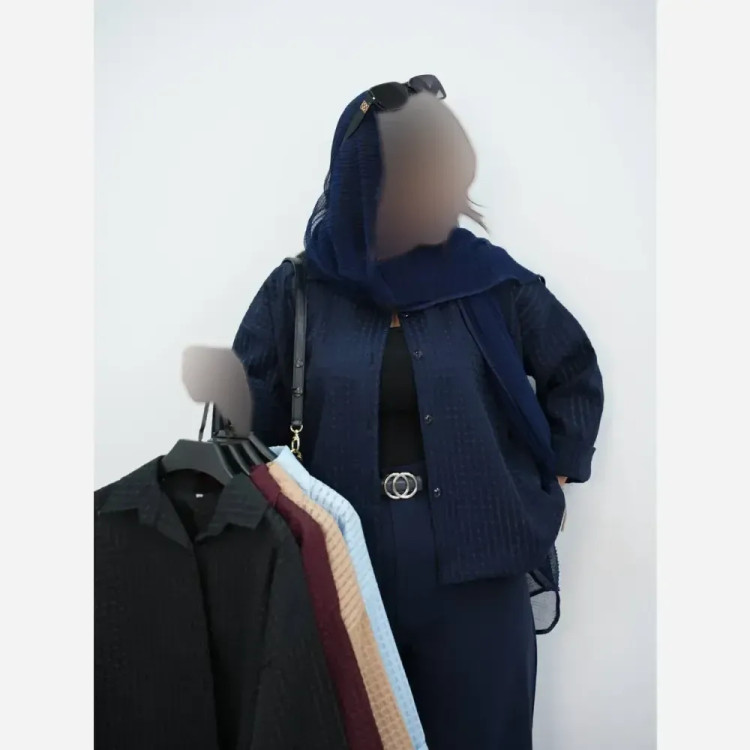 شومیز باکسی حصیری جنس ژاکارد ابریشم حصیری رنگ مشکی سبز نسکافه فری سایز
