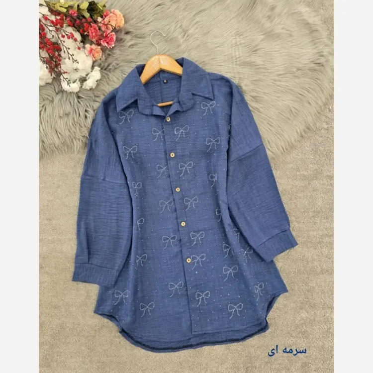 شومیز مانتویی نگین پاپیون شانتون با قد جلو 80 و قد پشت 85 در رنگبندی مشکی، کرم، نسکافه ای، سبز سدری، سرمه ای و طوسی