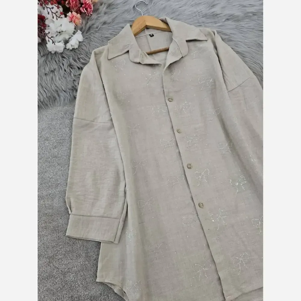شومیز مانتویی نگین پاپیون شانتون با قد جلو 80 و قد پشت 85 در رنگبندی مشکی، کرم، نسکافه ای، سبز سدری، سرمه ای و طوسی