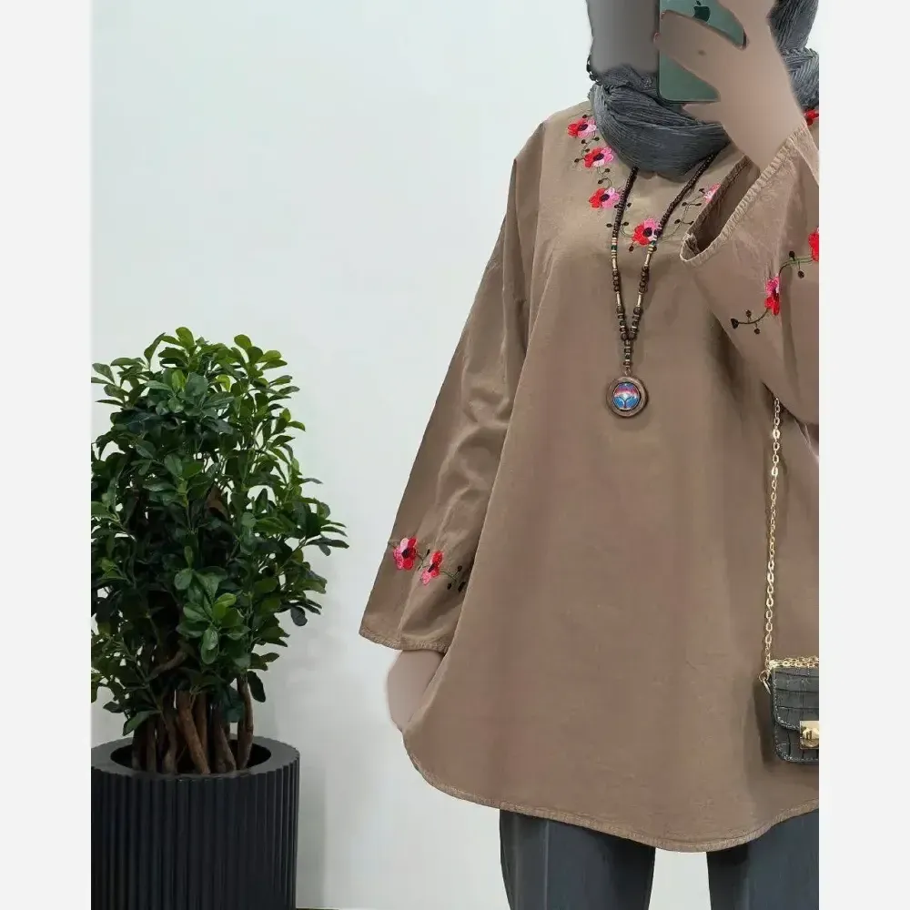 شومیز الیاف لاله گلدوزی شده نسکافه ای سایز بزرگ قواره دار