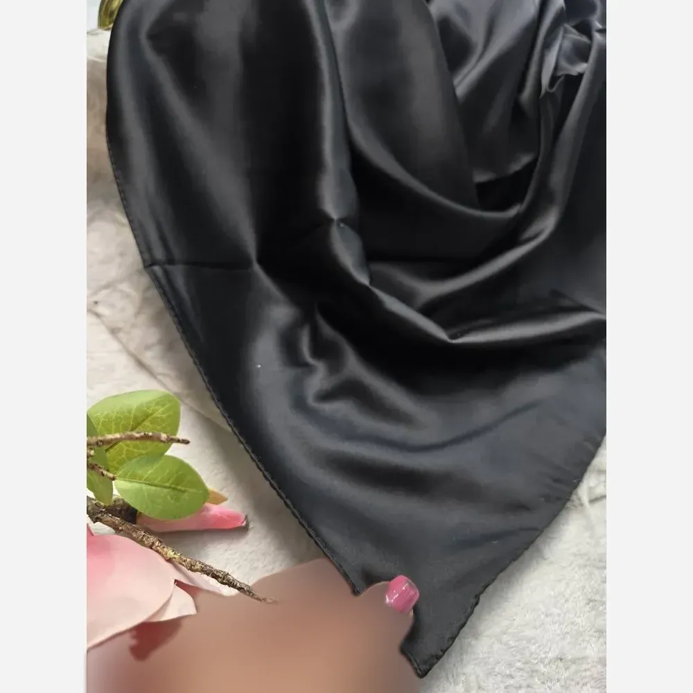 روسری ساتن ترک مشکی ابعاد 100 در 100 ضخیم و مجلسی