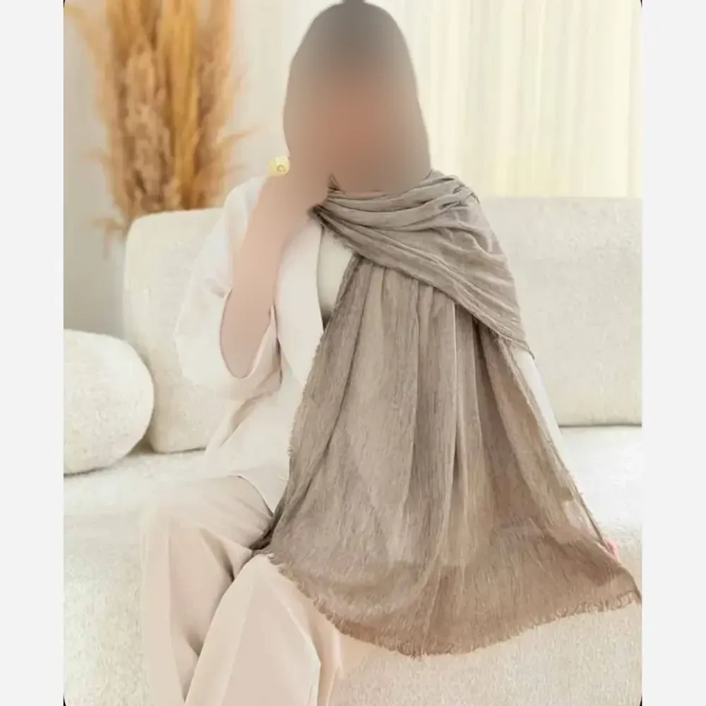 شال دور ریش پلیسه لمه دار نسکافه ای ابعاد 75 در 175 سانتیمتر