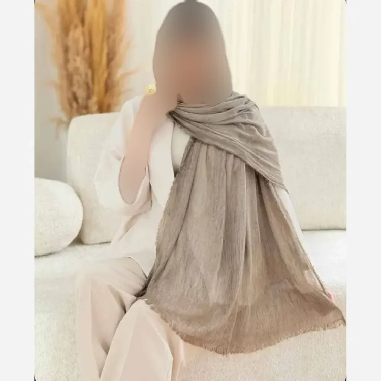 شال دور ریش پلیسه لمه دار نسکافه ای ابعاد 75 در 175 سانتیمتر