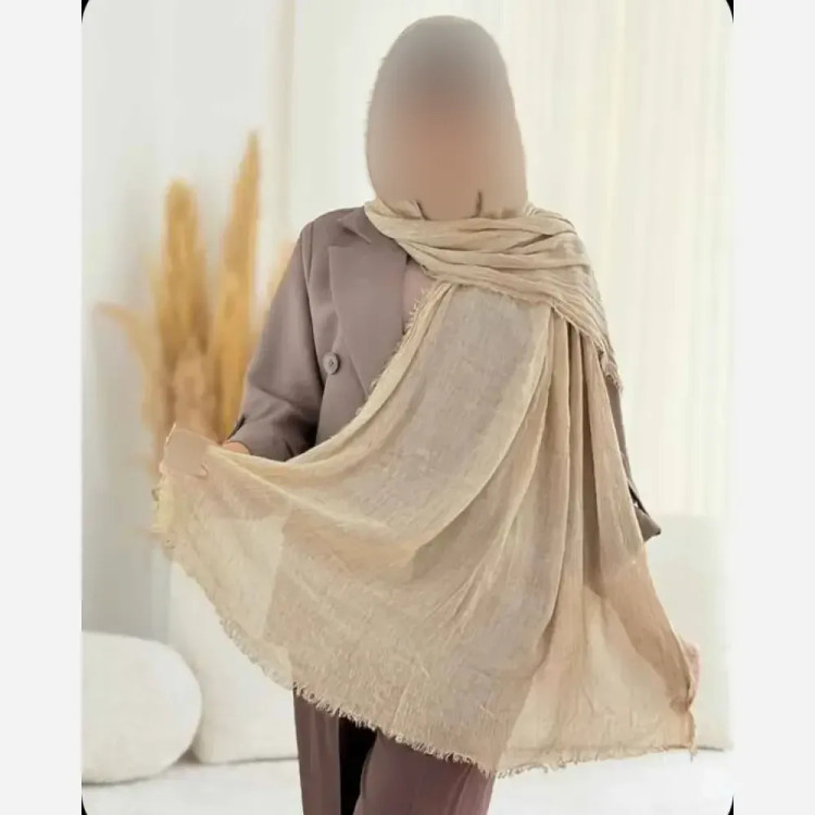 شال دور ریش پلیسه لمه دار نسکافه ای ابعاد 75 در 175 سانتیمتر