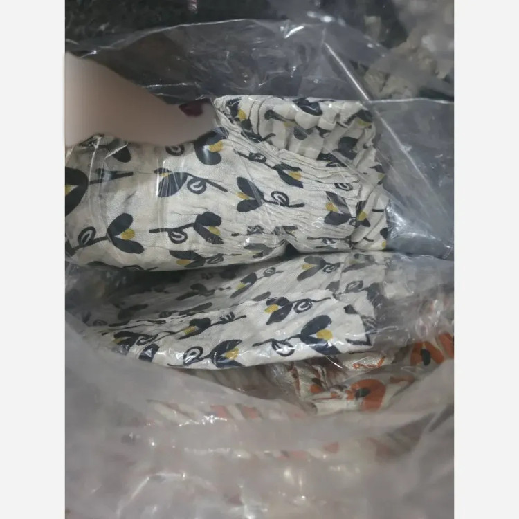 شال لاله ژاکارد پلیسه نارنجی کرم گل مشکی فری سایز ابعاد 51*200