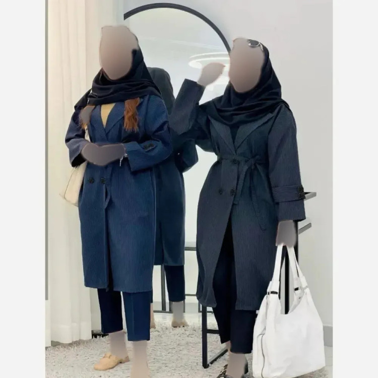 مانتو بلند زنانه مدل آرام جنس سوپر دیپلمات درجه یک رنگ مشکی و سرمه ای