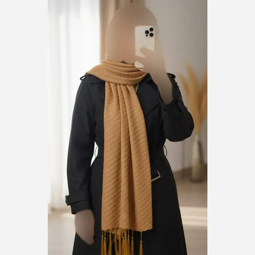 شال مخمل پلیسه چهار فصل ابعاد 192 در 65 سانتی متر رنگ بژ و کاپوچینو
