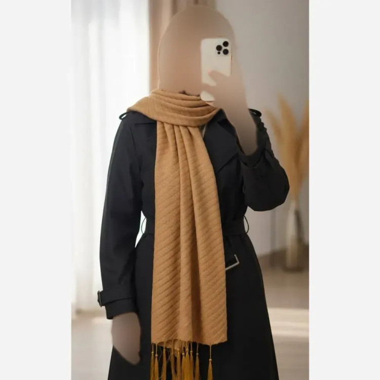 شال مخمل پلیسه چهار فصل ابعاد 192 در 65 سانتی متر رنگ بژ و کاپوچینو