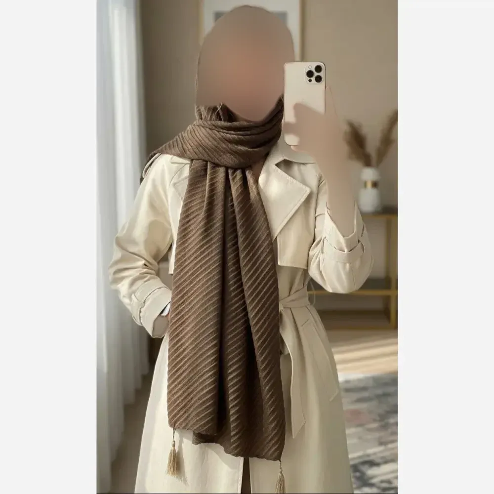شال مخمل پلیسه چهار فصل ابعاد 192 در 65 سانتی متر رنگ بژ و کاپوچینو