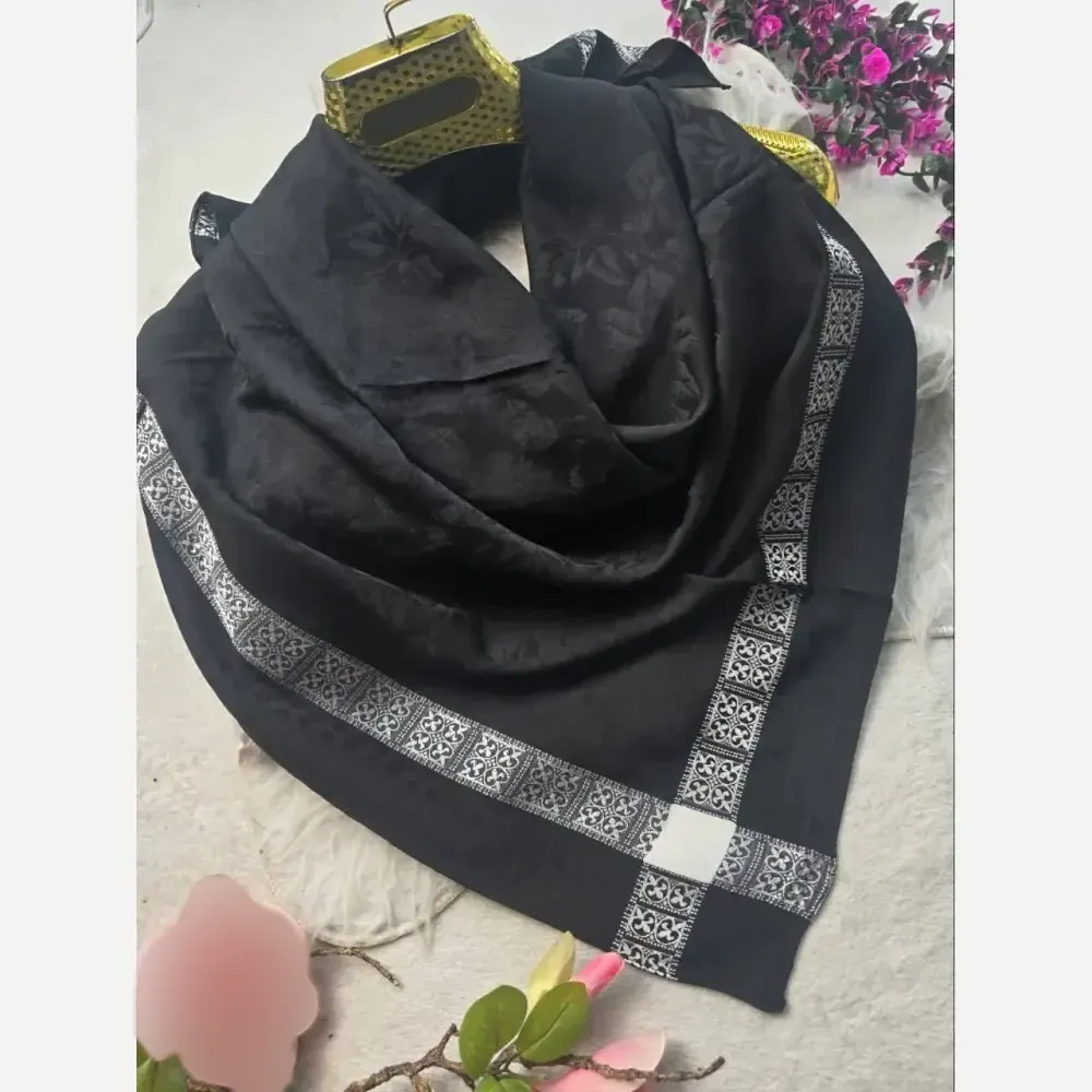 روسری دورو حاشیه نقره ژاکارد ابریشم ترک ابعاد 90 در 90