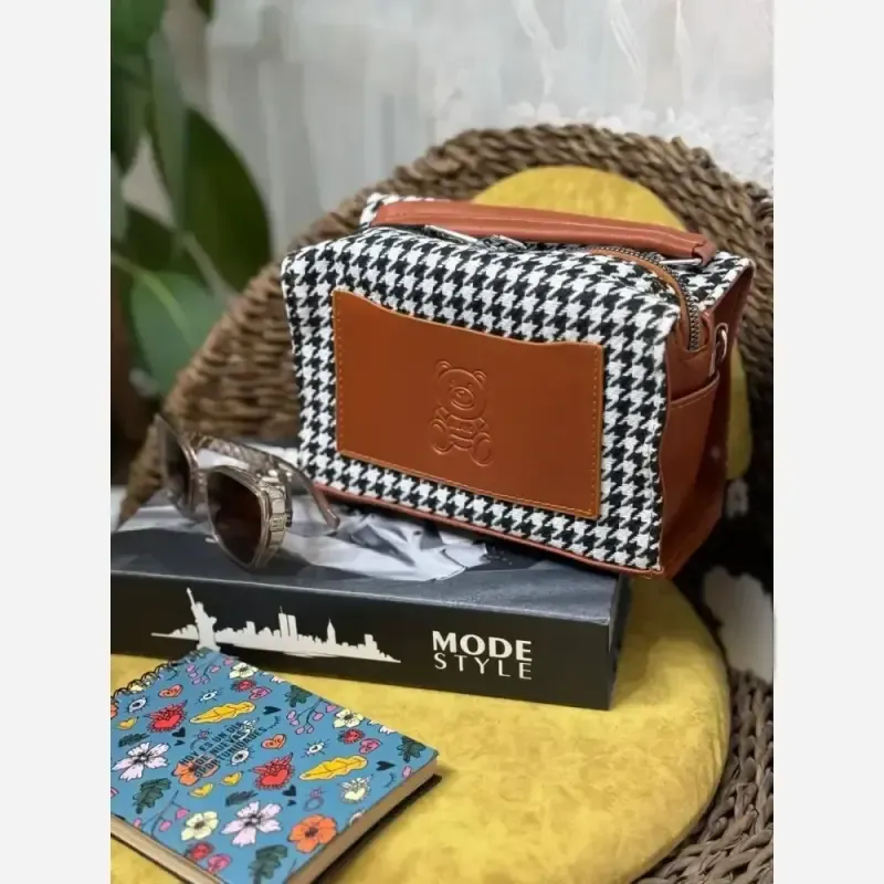 کیف زنانه Moschino جنس فوتر ابعاد 15 در 21 سانتیمتر