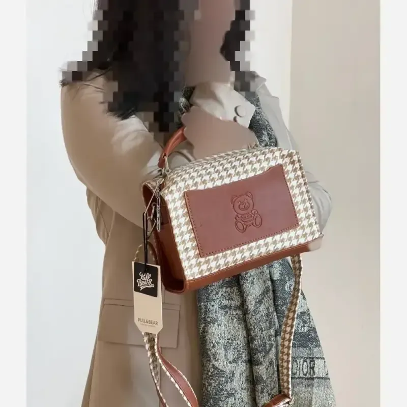 کیف زنانه Moschino جنس فوتر ابعاد 15 در 21 سانتیمتر